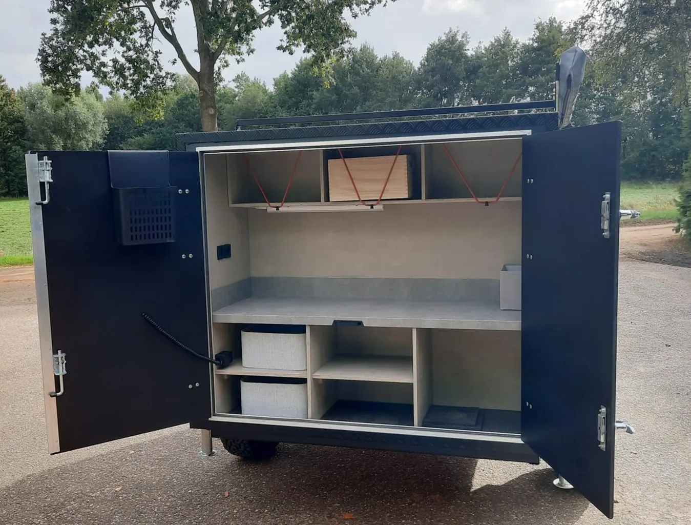 De pantry achterin met dubbele deuren