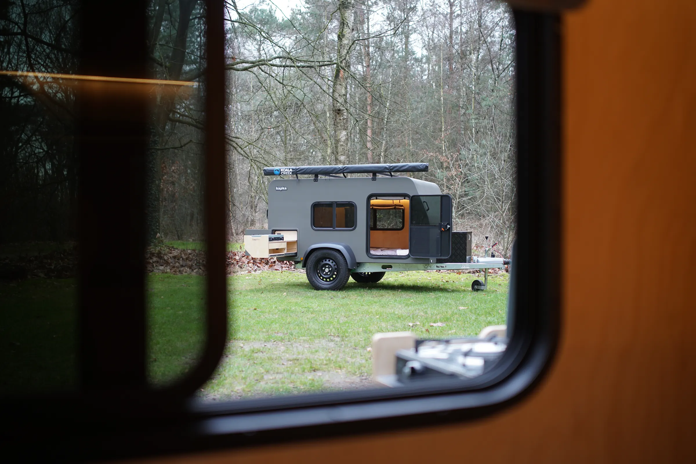 Uitzicht vanuit een minicaravan op een Kapka Mesa in het bos